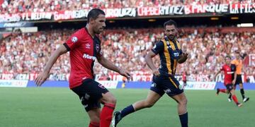 Maxi Rodríguez y Fabián Rinaudo jugaron en el clásico rosarino que terminó empatado el 10 de febrero de 2019\u002E (@canoboficial)