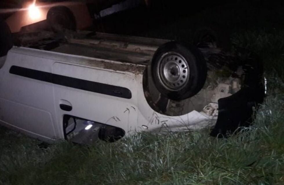Dos policías volcaron en la ruta a la altura del Parque Industrial de Mar del Plata