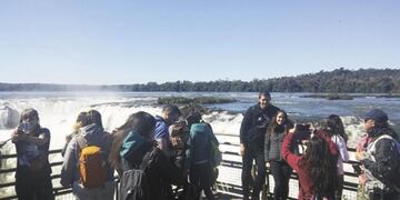 Turistas durante el invierno en las Cataratas del Iguazú\u002E