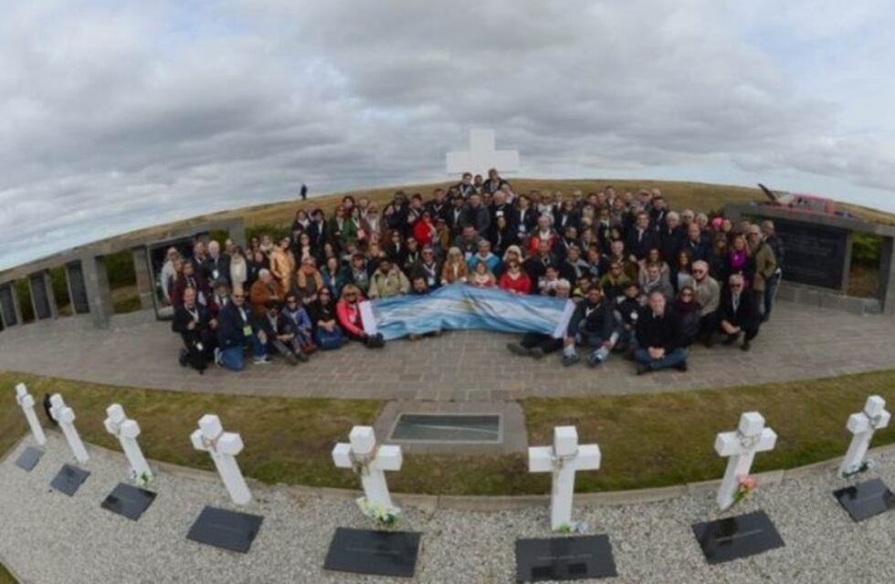 Miles de personas homenajearon a los Veteranos y caídos en la Guerra de Malvinas en todo el país