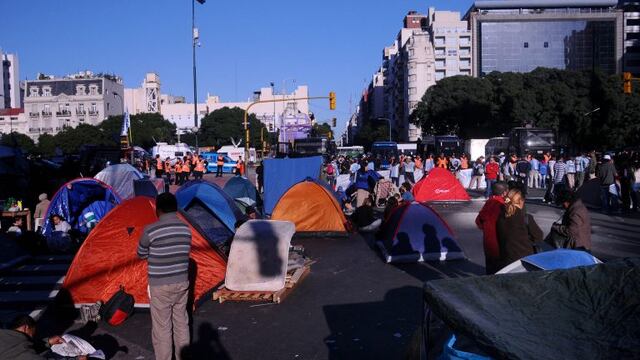DYN13, BUENOS AIRES 30/03/2012, LUEGO DE 22 HORAS LOS MILITANTES DE LA ORGANIZACION SOCIAL BARRIOS DE PIE LEVANTARON ESTA TARDE EL CAMPAMENTO QUE INSTALARON FRENTE AL MINISTERIO DE DESARROLLO SOCIAL EN DENUNCIA POR EL CORTE ABRUPTO DE SUBSIDIOS PARA COMED