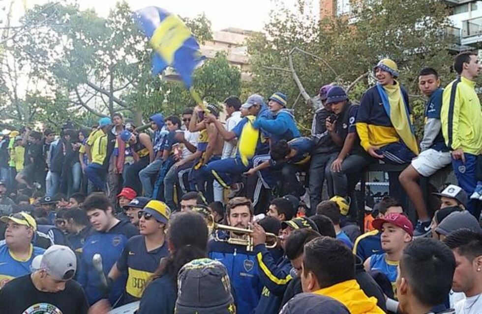 El banderazo de los hinchas de Boca en la previa del Superclásico
