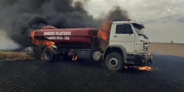 Los bomberos de Alejandro Roca perdieron el único camión cisterna que tenían en un incendio\u002E (Facebook)