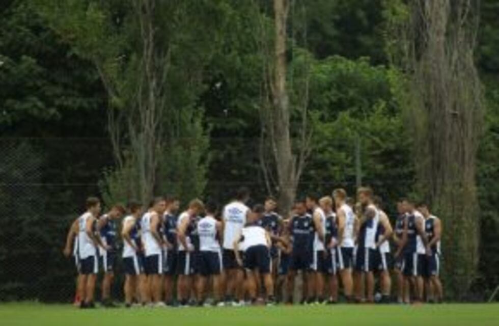 El plantel de Vélez, sin el delantero Hernán Barcos, realizó el primer entrenamiento del año