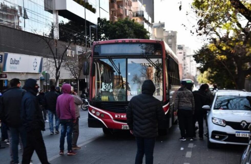 Se endurece la protesta de choferes de Ersa: obligaron a bajar a pasajeros de un colectivo