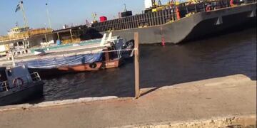 Las inmensas barcazas pegaron contra el pontón flotante del puerto de Formosa