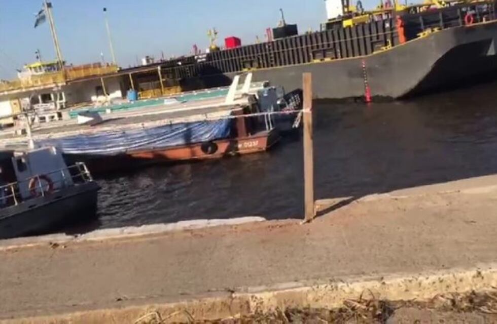 Un remolcador con barcazas de carga chocó el pontón del puerto de Formosa