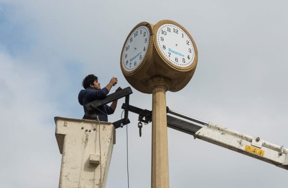 Reparan y ponen en funcionamiento relojes públicos del Mundial '78