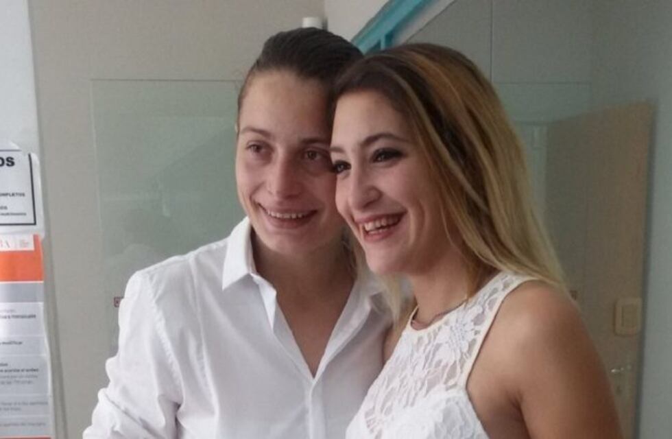 Denunciaron que una mujer fue detenida por besar a su esposa en público en el subte