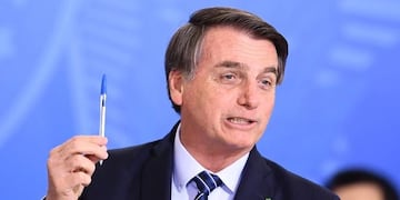 Imagen archivo\u002E Jair Bolsonaro con una birome \