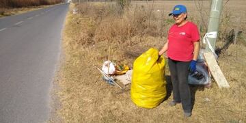 Betty, la vecina que limpia la avenida del corso (Fm Profesional)