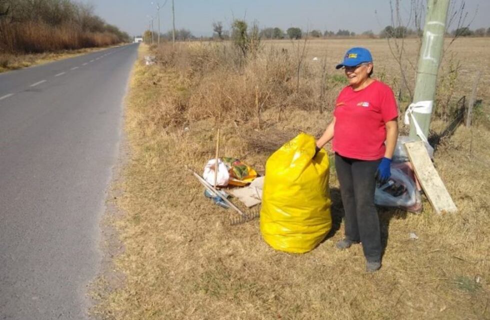 Una vecina salteña se dedica a limpiar la avenida del corso