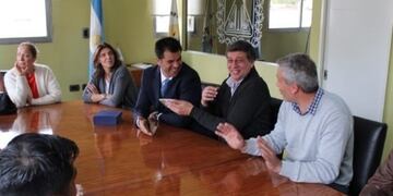 El mendocino Miguel Ruiz, exjugador de Los Pumas fue homenajeado en Las Heras\u002E El intendente Daniel Orozo y Eduardo Martin hablan con Ruiz -izquierda-\u002E