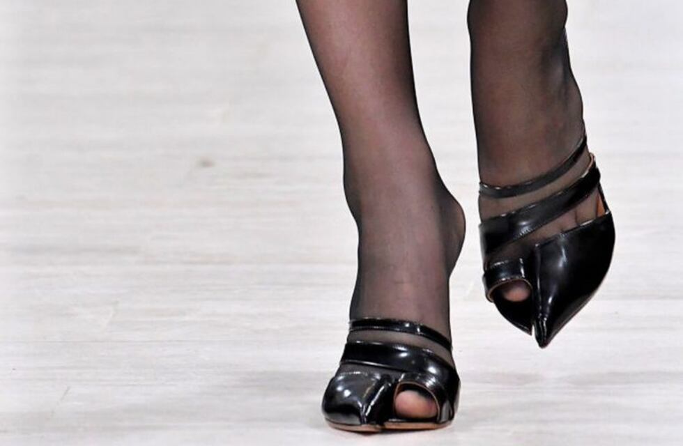 "Zapatos de dedo gordo", la tendencia en calzado que genera controversia en las redes sociales