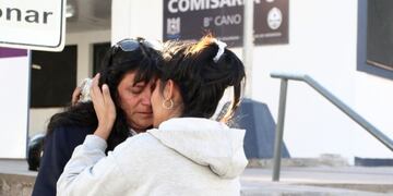 La madre de Juan Carlos Huaihuas y familiares se manifestaron frente e la Comisaría donde está detenido el canillita\u002E