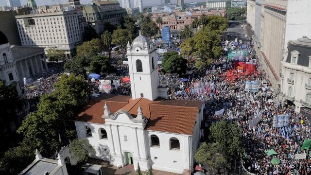 DYN601, BUENOS AIRES 24/03/17, VISTA DE LA PLAZA DE MAYO DURANTE LA MARCHA DE LA MEMORIA AL CUMPLIRSE  41 Au00d1OS  DEL GOLPE DE ESTADO. nFOTO: DYN/PABLO AHARONIAN.