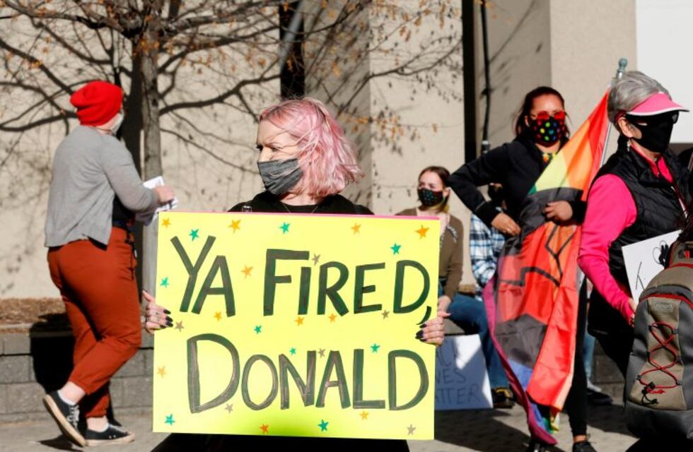 Simpatizantes de Biden celebran en las calles, mientras que los de Trump rechazan la derrota