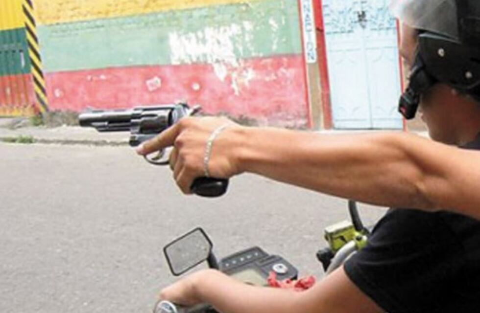 Violencia en los barrios rosarinos: video muestra el ataque a tiros de un motociclista