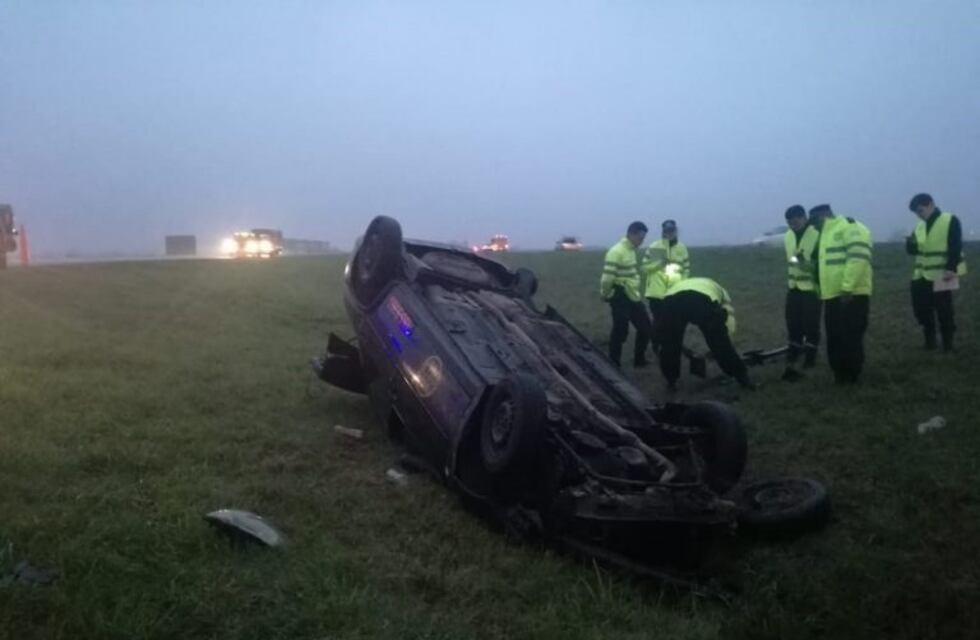 Taxista despistó y volcó al amanecer en la autopista Rosario-Córdoba