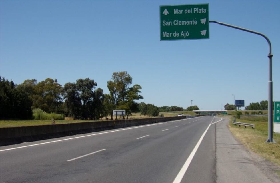Murió un hombre que chocó con un colectivo de La Plata
