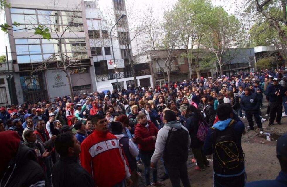 Trabajadores de la UOCRA protestaron en la sede platense en apoyo al "Pata" Medina