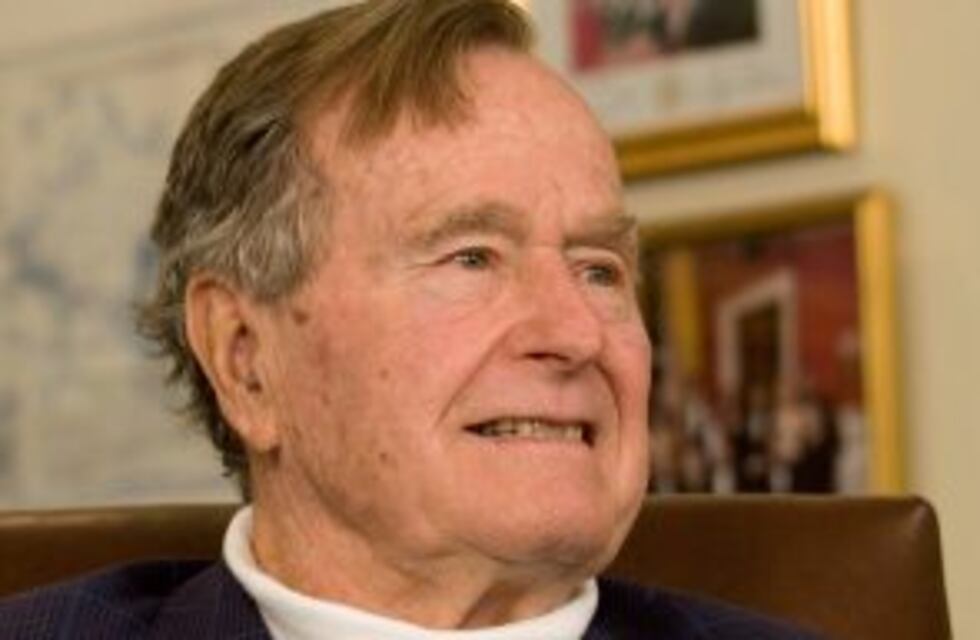 El ex presidente George H.W. Bush permanece en terapia intensiva