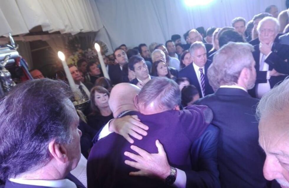 Emotivo momento en el velatorio de De la Sota: su hermano le dio el último adiós