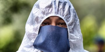 TOPSHOT - Worker of the San Isidro Pantheon Isaac Arroyo, poses for a photograph before the burial of a COVID-19 victim, in Azcapotzalco municipality, Mexico City, on June 10, 2020\u002E (Photo by ALFREDO ESTRELLA / AFP)