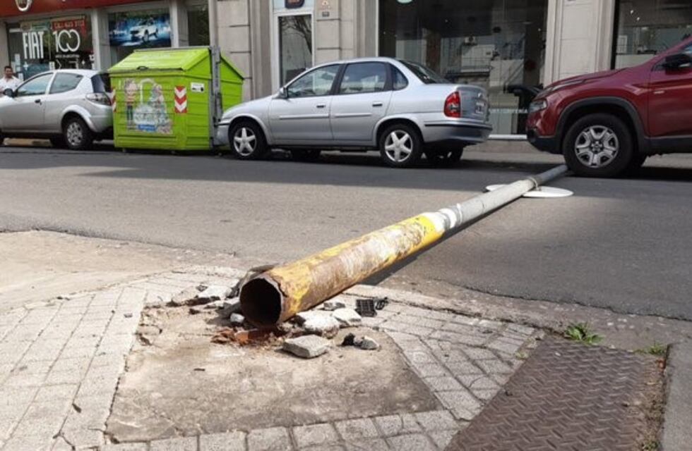 Insólito: no vio una columna y la derribó con su auto al salir de la estación de servicio