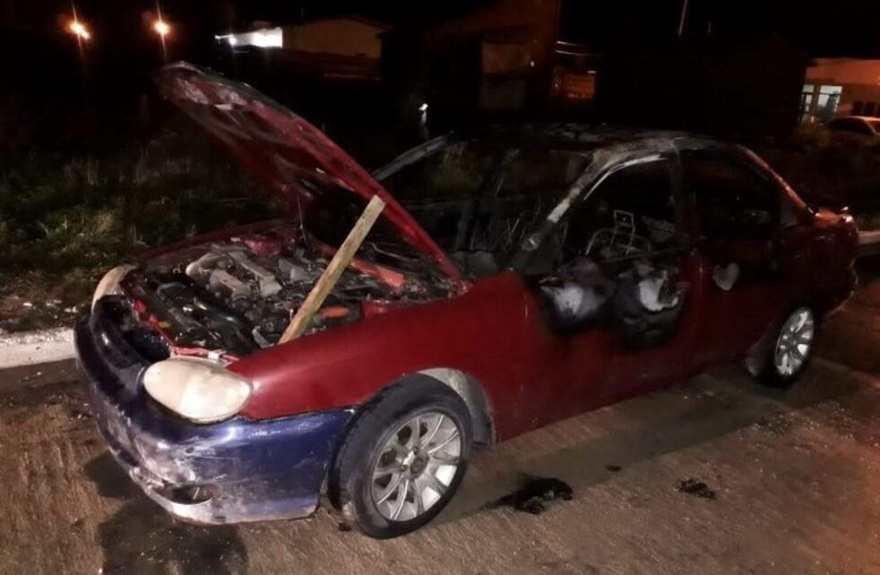 Incendio de auto estacionado en plena calle