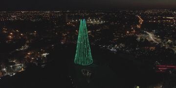El arbolito de Navidad del Faro del Bicentenario en Córdoba volvió a armarse este 8 de diciembre\u002E