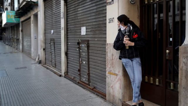 Una mujer toma mate en plena pandemia de coronavirus. (AP Photo/Natacha Pisarenko)