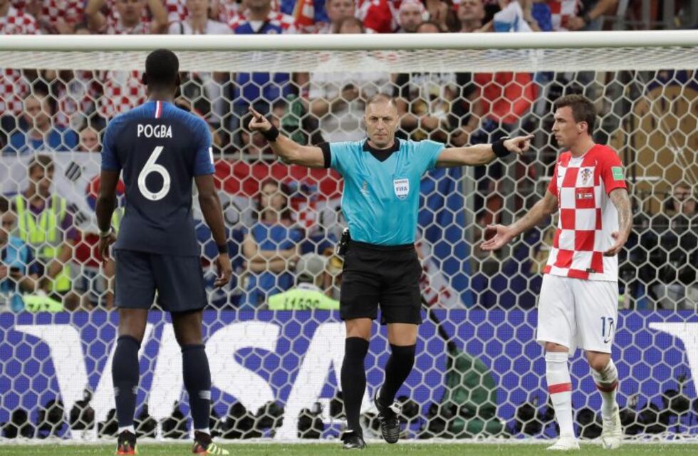 El VAR "clarifica", dijo Pitana, quien sueña arbitrar en el próximo mundial