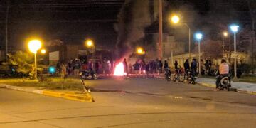 Graves disturbios durante una protesta tras la muerte de un jóven