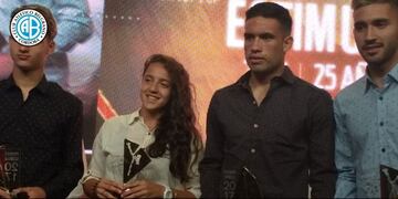 La volante de Belgrano rodeada de otros de los premiados: Tomas Attis, Mateo Klimowicz y Nahuel Bustos\u002E