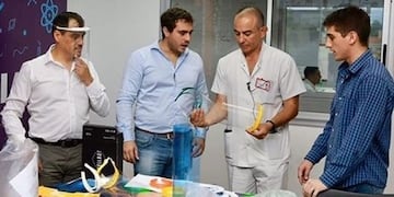 Los referentes del COE Omar Gutiérrez y Pablo Jure, al momento de recibir una donación de máscaras para el personal de salud\u002E