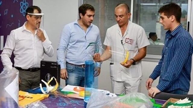 Los referentes del COE Omar Gutiérrez y Pablo Jure, al momento de recibir una donación de máscaras para el personal de salud\u002E