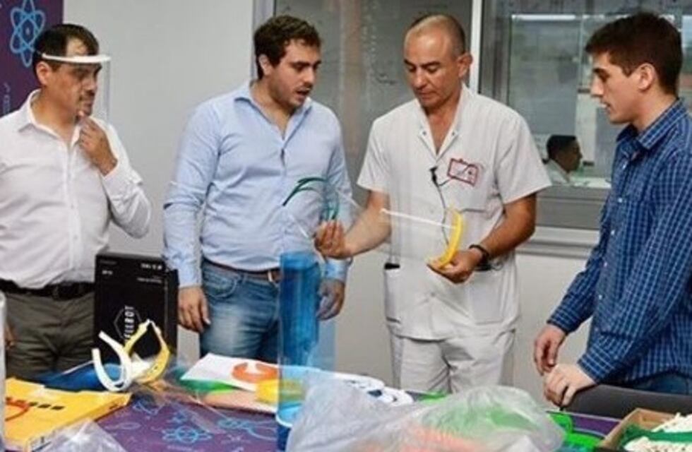 Pequeño ejército de voluntarios fabrica protectores faciales en Jujuy