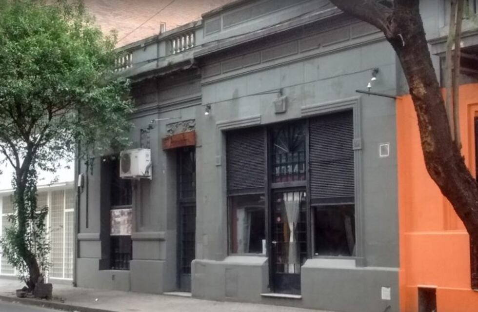 Botellazos desde un edificio contra jóvenes que salían de una peña