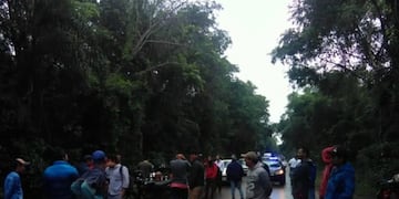 Realizan una colecta de alimentos para los obreros que cortan el ingreso a Iguazú