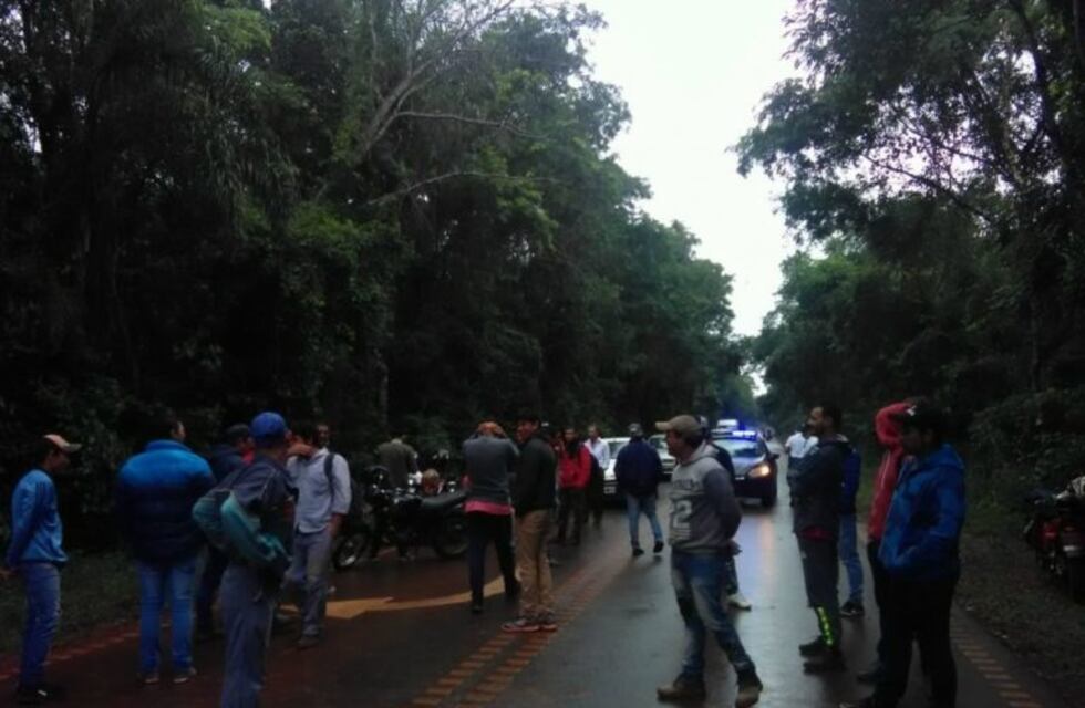 Realizan una colecta de alimentos para los obreros que cortan el ingreso a Iguazú