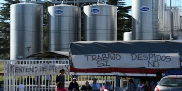 Acampe de trabajadores de SanCor en la planta de Centeno