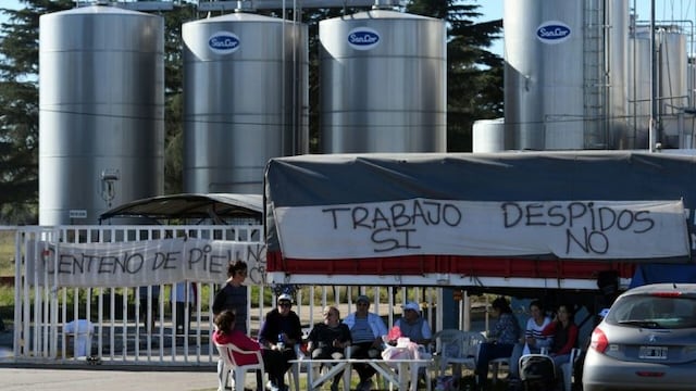 Acampe de trabajadores de SanCor en la planta de Centeno