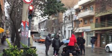 La joven se encuentra tendida en la calle luego del accidente (@ABCfilmaciones)