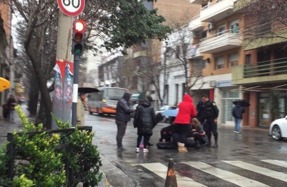 Joven fue atropellada por un colectivo en el centro y se encuentra grave