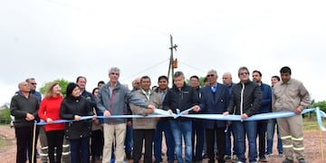 Peppo inauguró en paraje Cacica Dominga un nuevo enripiado para los caminos vecinales\u002E (Web)\u002E