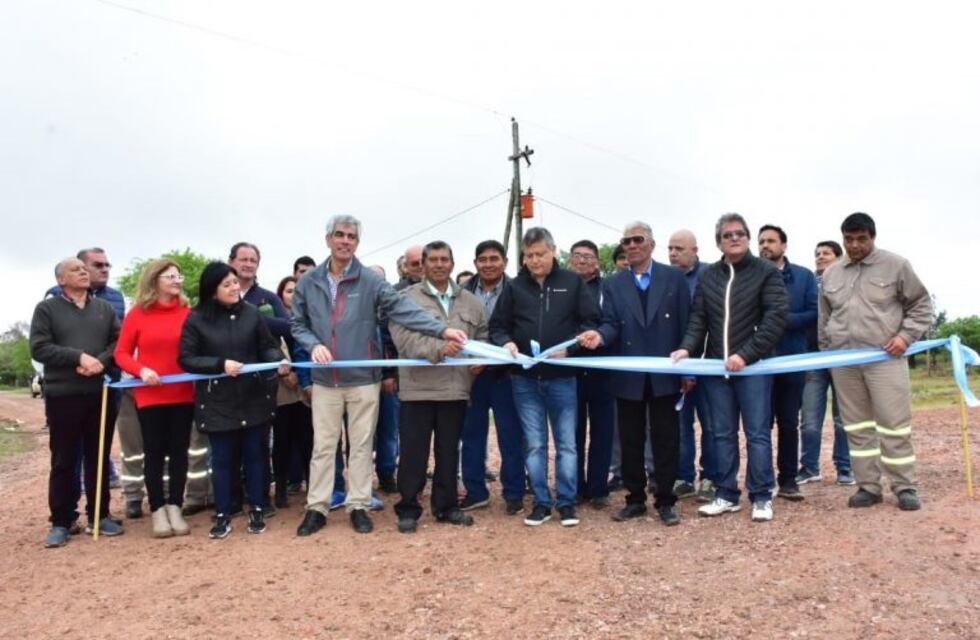 Peppo inauguró en paraje Cacica Dominga un nuevo enripiado para los caminos vecinales