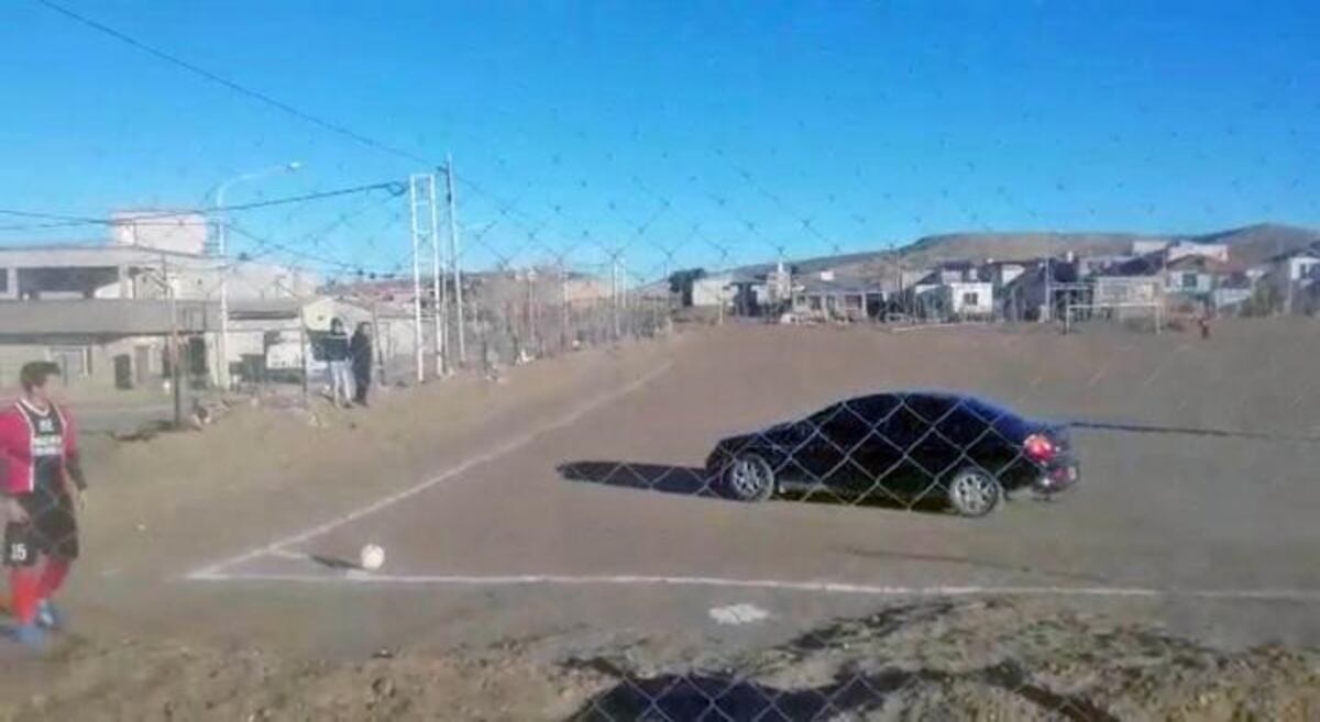caleta olivia liga de los barrios auto entro a la cancha