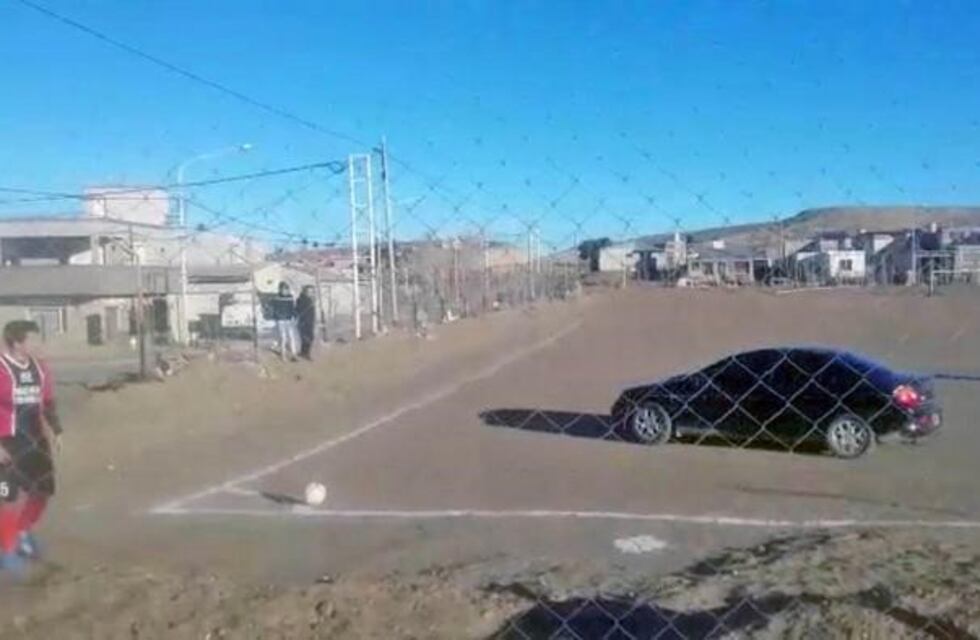 Ingresó con un auto en pleno partido de la Liga de Barrios