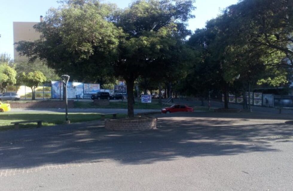 Así atacan y destrozan autos en barrio Observatorio